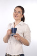 Foto: Frau mit einer Tasse strahlt Frau mit einer Tasse strahlt