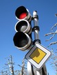 FEU ROUGE ET PANNEAU DE PRIORITE