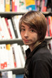 adolescent à la bibliothèque