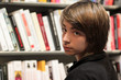 adolescent à la bibliothèque adolescent à la bibliothèque