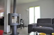 Intérieur moderne avec poele