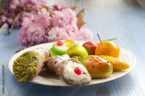 Foto: mix of sicily traditional dessert on dish mix of sicily traditional dessert on dish