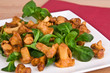 Pfifferlinge mit Salat auf Teller