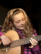 Kind spielt Gitarre