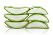 Tranches d'Aloe Vera empilées sur fond blanc