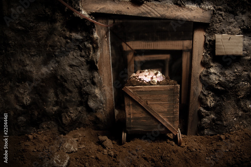 Foto: old mine and trolley full of brilliant stones old mine and trolley full of brilliant stones