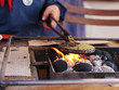 Schmied mit Zange & Feuerstelle