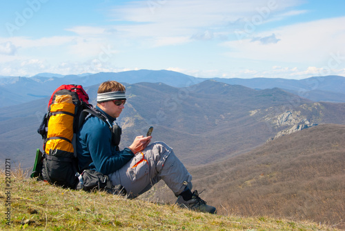Foto: Hiker using mobile device Hiker using mobile device