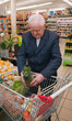 Photo: Senior beim Einkaufen von Lebensmittel im Supermarkt Senior beim Einkaufen von Lebensmittel im Supermarkt
