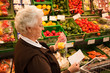 Photo: Seniorin beim Einkaufen von Lebensmittel im Supermarkt Seniorin beim Einkaufen von Lebensmittel im Supermarkt