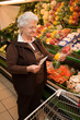 Photo: Seniorin beim Einkaufen von Lebensmittel im Supermarkt Seniorin beim Einkaufen von Lebensmittel im Supermarkt