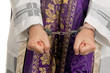 Missbrauch in Kirche. Pfarrer mit Handschellen