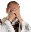 Missbrauch in Kirche. Pfarrer mit Handschellen