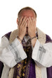 Missbrauch in Kirche. Pfarrer mit Handschellen