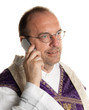 katholischer Priester mit Handy