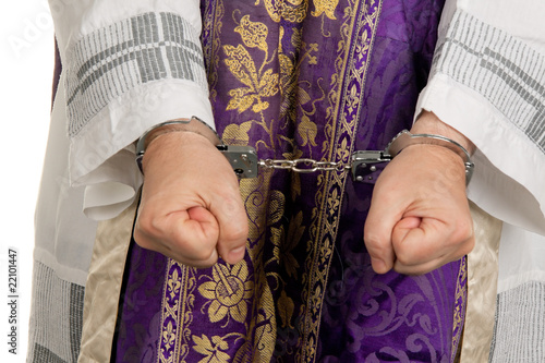 Missbrauch in Kirche. Pfarrer mit Handschellen
