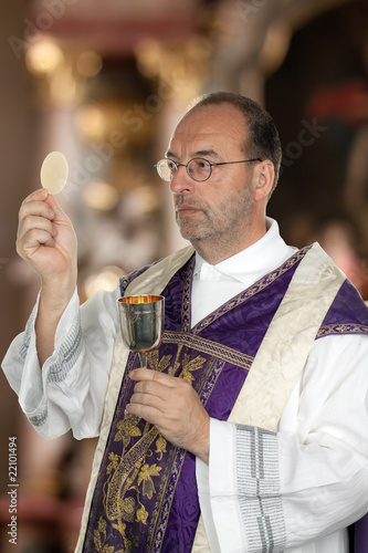 Foto: Katholischer Priester bei der Kommunion im Gottesdienst Katholischer Priester bei der Kommunion im Gottesdienst