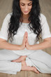 frau mit schwarzem haar beim yoga