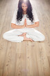 frau mit schwarzem haar beim yoga