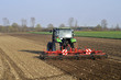 Bauer mit Traktor auf Feld im Frühjahr Bauer mit Traktor auf Feld im Frühjahr