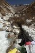 Gebetsfahnen an einem Fluss im Himalaja, Nepal Gebetsfahnen an einem Fluss im Himalaja, Nepal