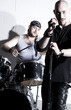 chanteur et batteur de grupe rock heureux