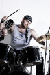 batteur et chanteur de groupe rock en sueur