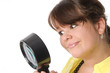 Teenager sucht mit Lupe
