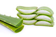 Tranches d'Aloe Vera empilées sur fond blanc