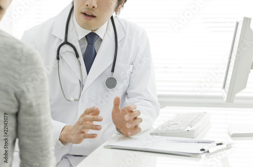 Photo: 患者に説明する医者 患者に説明する医者