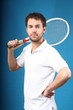 cooler junger mann sportlich mit tennisschläger