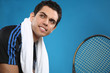 cooler junger mann sportlich mit tennisschläger