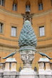 La cour de la pomme de pin