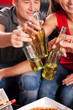 Freunde feiern und stoßen miteinander an