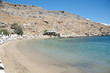 cala naturale con spiaggia e scogliera