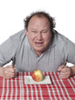homme obèse mangeant une pomme régime