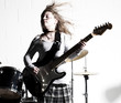 jeune fille jouant de la guitare