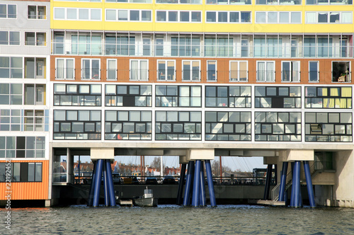 Foto: Building on water in Amsterdam. Building on water in Amsterdam.
