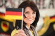 Jeune femme avec drapeaux allemands