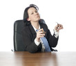 jeune femme au bureau analysant