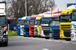 LKW stehen auf einem Parkplatz. Lastwagen Verbot