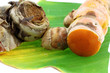 rhizomes de curcuma sur feuille de safran des îles rhizomes de curcuma sur feuille de safran des îles