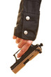 Hand trägt Pistole
