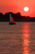 Bateau à voile devant couché de soleil