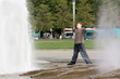 Kind am Brunnen