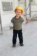 Kind auf Baustelle