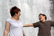 Frau und Kind am Brunnen