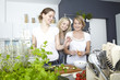 drei frauen kochen in küche