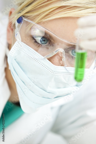 Foto: Female Scientific Researcher With Green Solution In Laboratory Female Scientific Researcher With Green Solution In Laboratory
