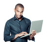 homme métiss ordinateur portable